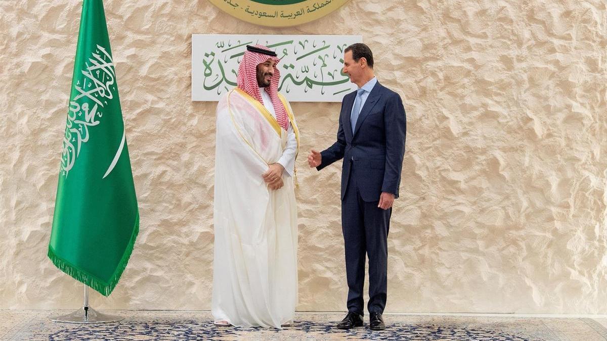 El príncipe heredero saudí, Mohamed bin Salmán, da la bienvenida al presidente sirio, Bashar al Assad, a la cumbre de la Liga Árabe en Yedá.