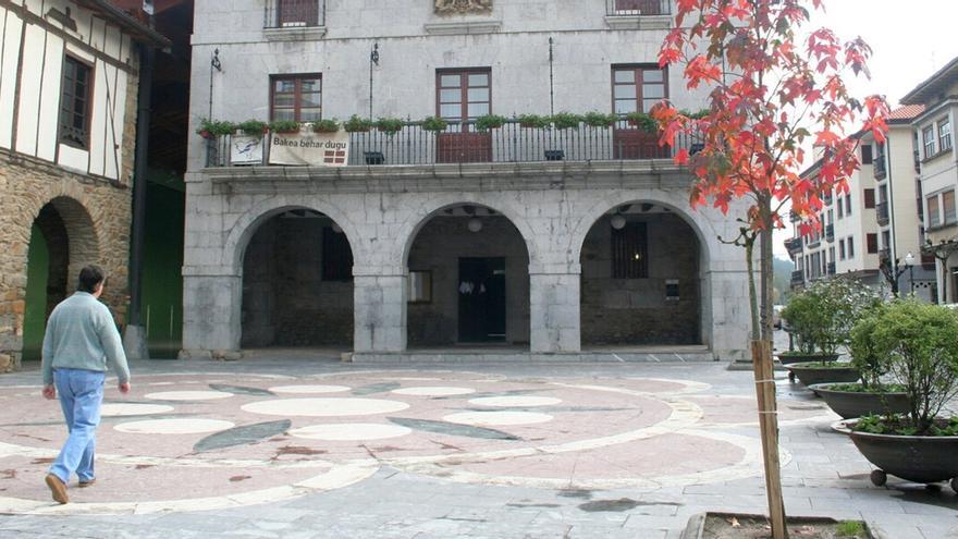 Una iniciativa es poner placas solares el edificios públicos.