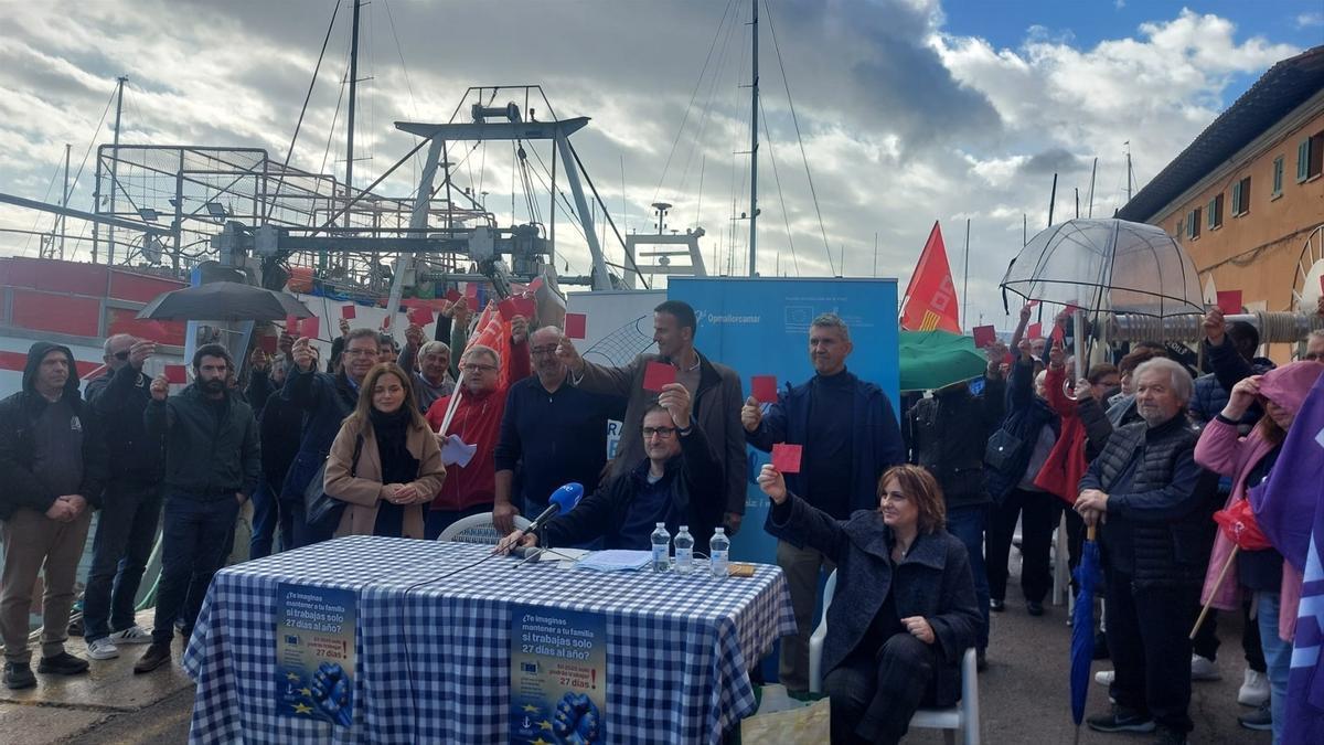 El sector pesquero enseña la 'tarjeta roja' al nuevo comisario de Pesca y Océanos de la UE, Kostas Kadis, por la propuesta de reducir los días de trabajo de las barcas de arrastre en el Mediterráneo.