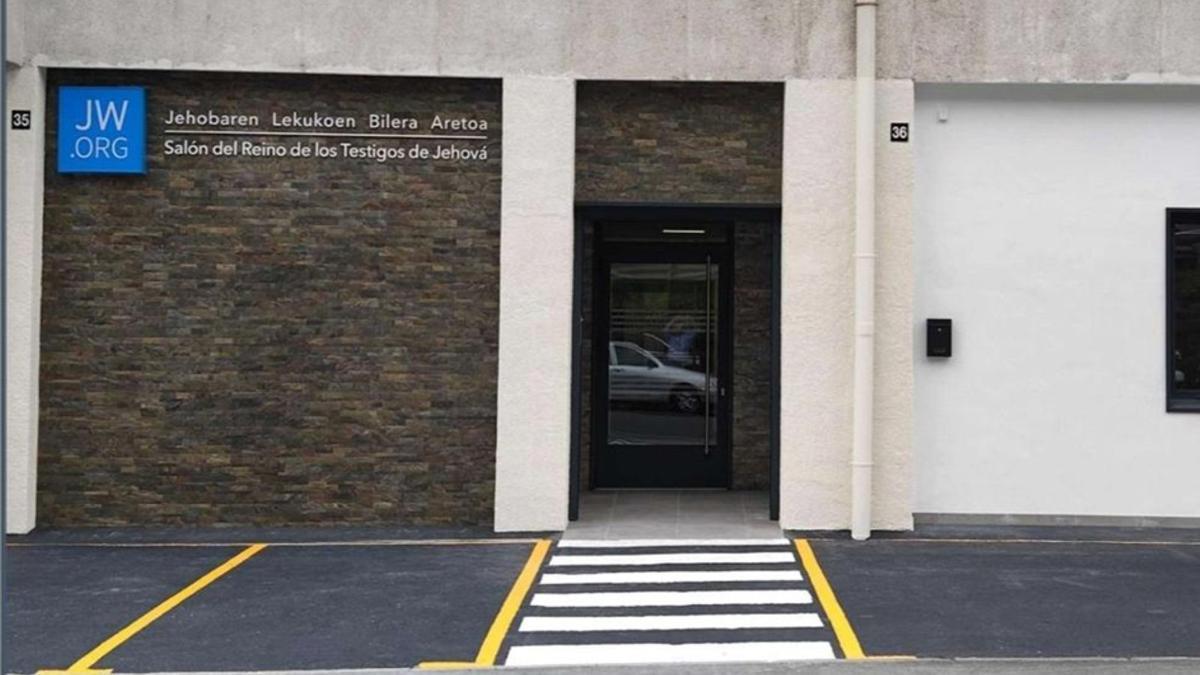 Vista del exterior del Salón del Reino de los testigos de Jehova en el poligono de Olaso.