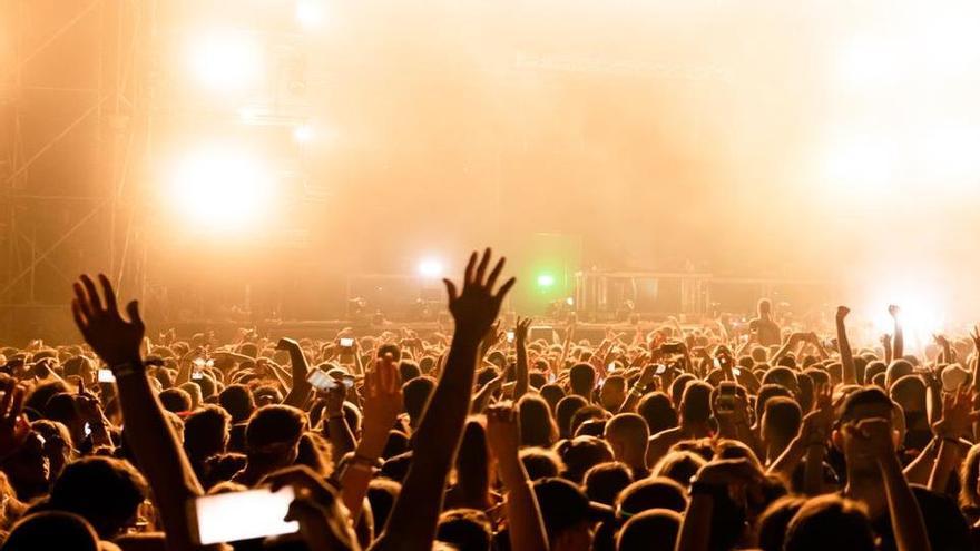 Cientos de personas disfrutan de un concierto.