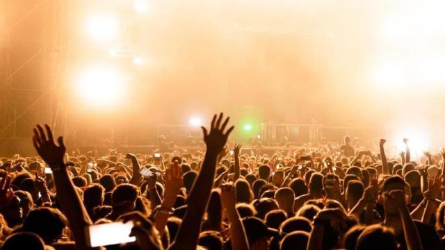 Cientos de personas disfrutan de un concierto.