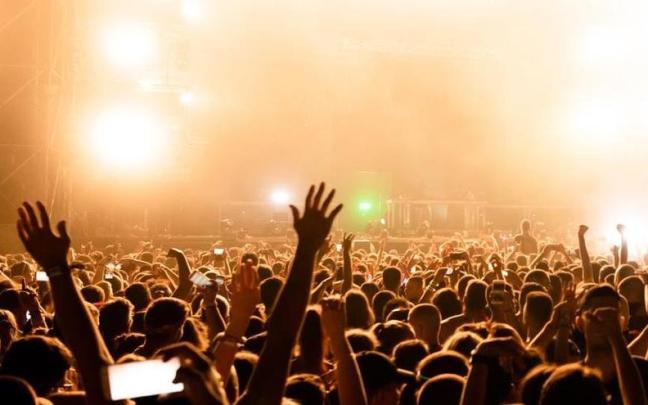 Cientos de personas disfrutan de un concierto.