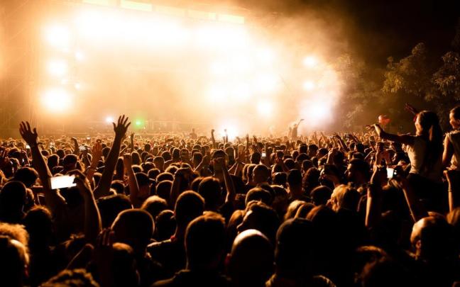 Cientos de personas disfrutan de un concierto.