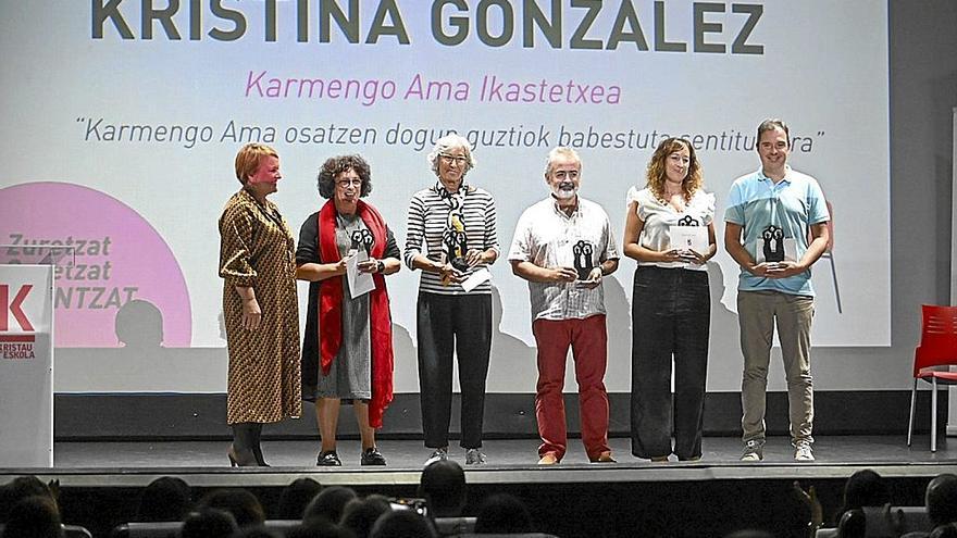 Los homenajeados por Kristau Eskola en la inauguración del nuevo curso de sus centros. | FOTO: ARNAITZ RUBIO