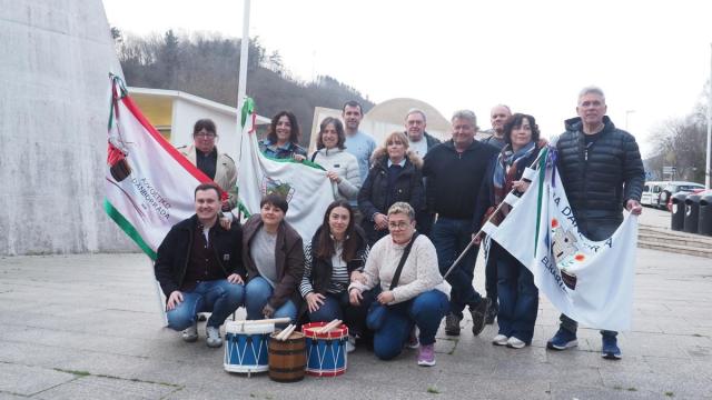 Presentación de la Tamborrada Infantil en la explanada de los frontones Oteiza de Azkoitia.