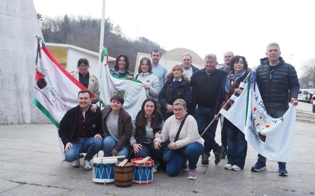 Presentación de la Tamborrada Infantil en la explanada de los frontones Oteiza de Azkoitia.