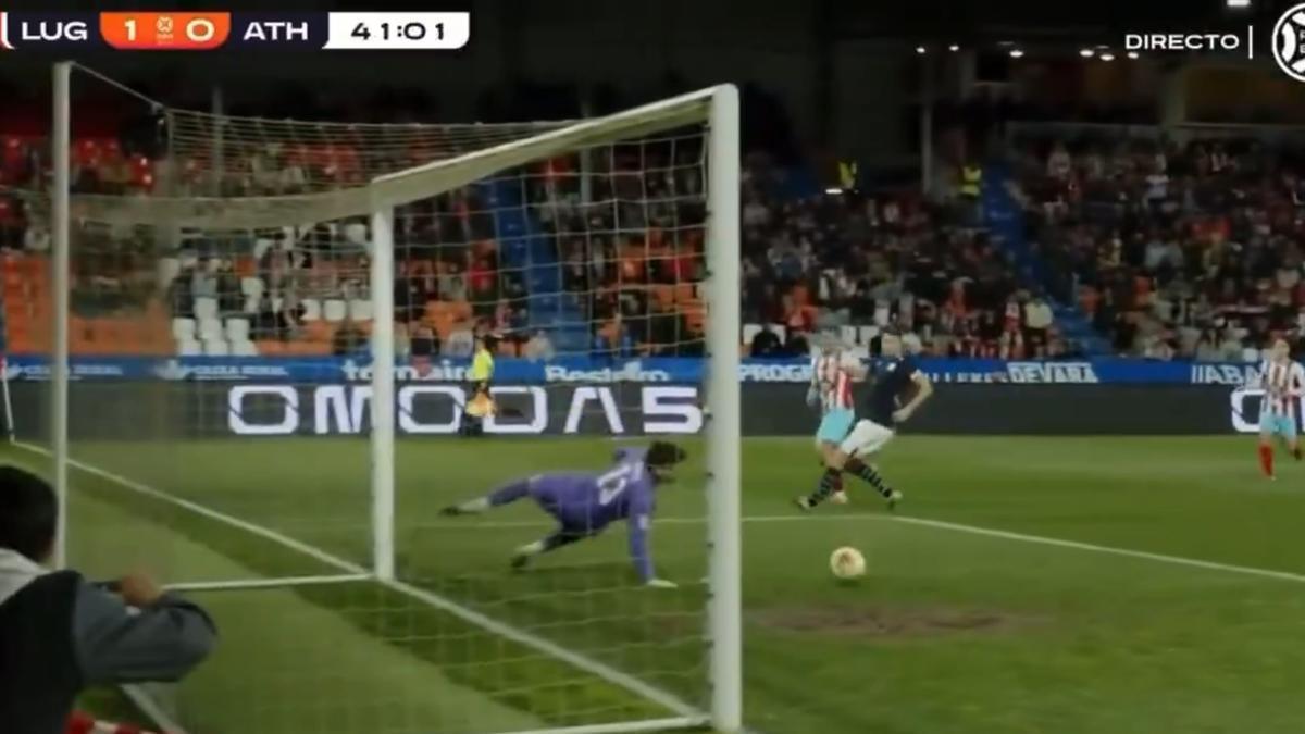 Parece que el balón se iba fuera, pero...