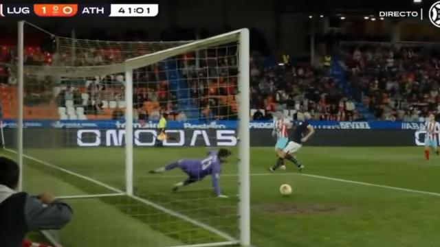 Parece que el balón se iba fuera, pero...