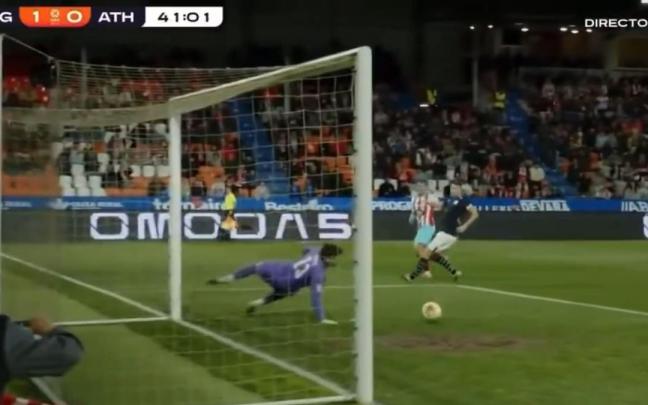 Parece que el balón se iba fuera, pero...
