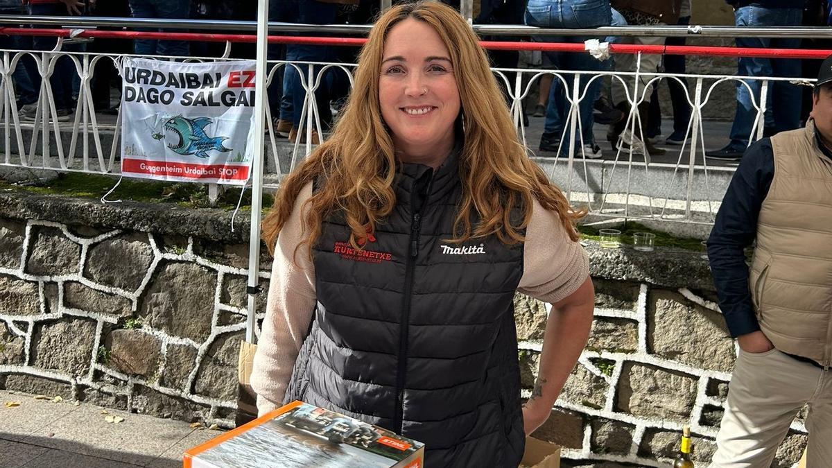 Eva López de Mendiguren en su puesto de maquinaria.