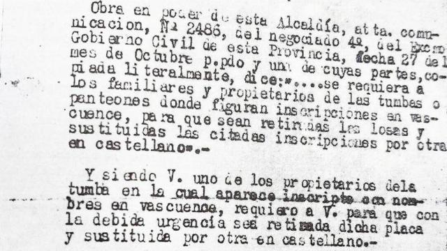 Un bando que obligaba a poner lápidas en castellano bajo pena de cubrirlas con cemento.