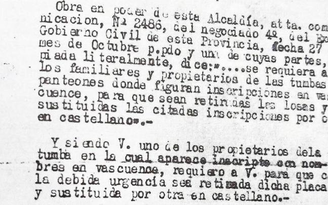 Un bando que obligaba a poner lápidas en castellano bajo pena de cubrirlas con cemento.