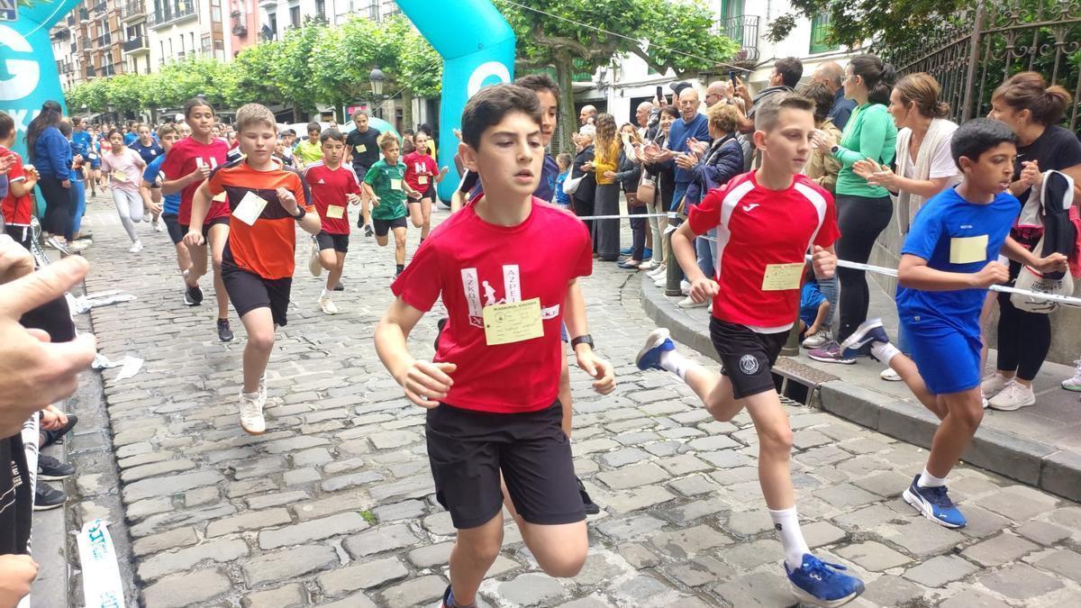Cientos de niñas y de niños tomaron parte en el 41. Cross Popular Xabier Munibe
