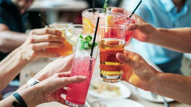 Varias personas consumen alcohol en una fiesta