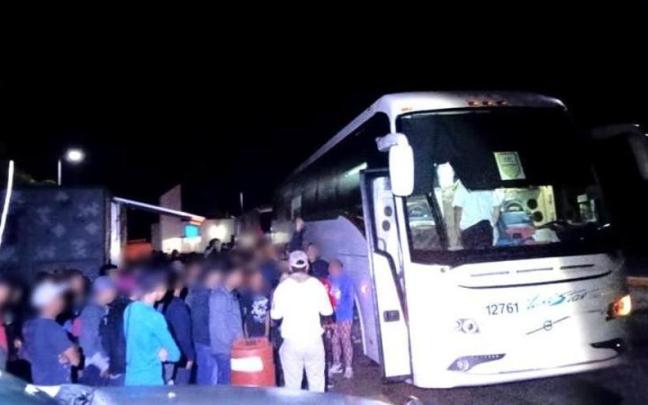 Varios de los migrantes hallados en el autobús. Varios de los migrantes hallados en el autobús.