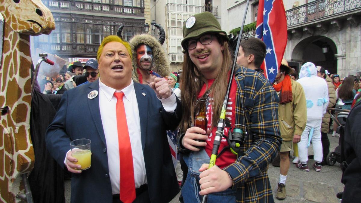Una de las simpáticas escenas que dejó el Carnaval del año pasado. 'Trump' se coló en la fiesta arrasatearra.