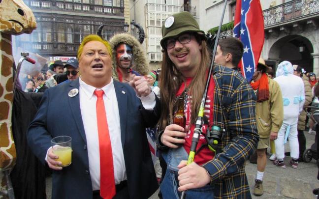 Una de las simpáticas escenas que dejó el Carnaval del año pasado. 'Trump' se coló en la fiesta arrasatearra.