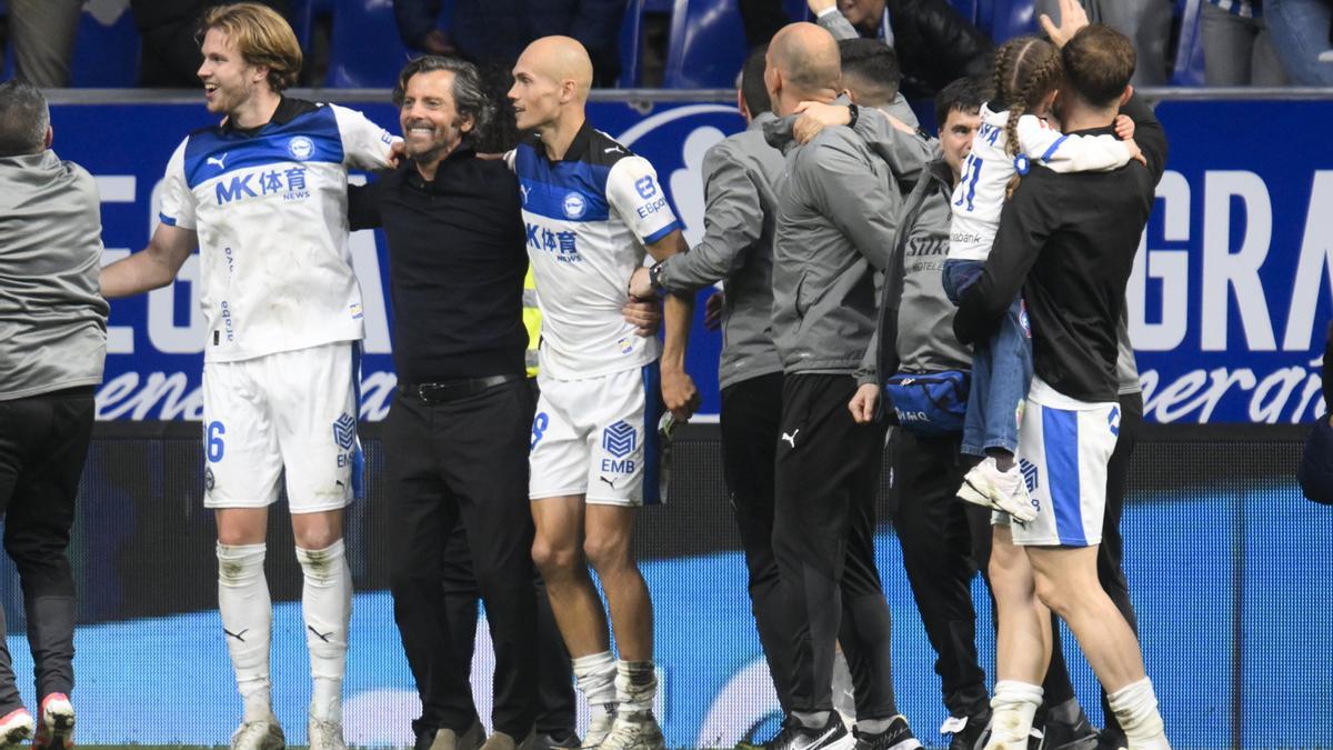 El Alavés celebra la permanencia.