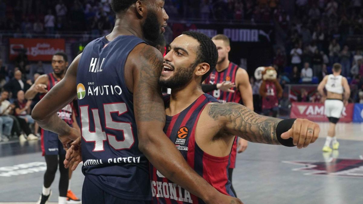 Donta Hall y Markus Howard celebran el triunfo en octubre sobre el Partizán el Buesa Arena. / ALEX LARRETXI