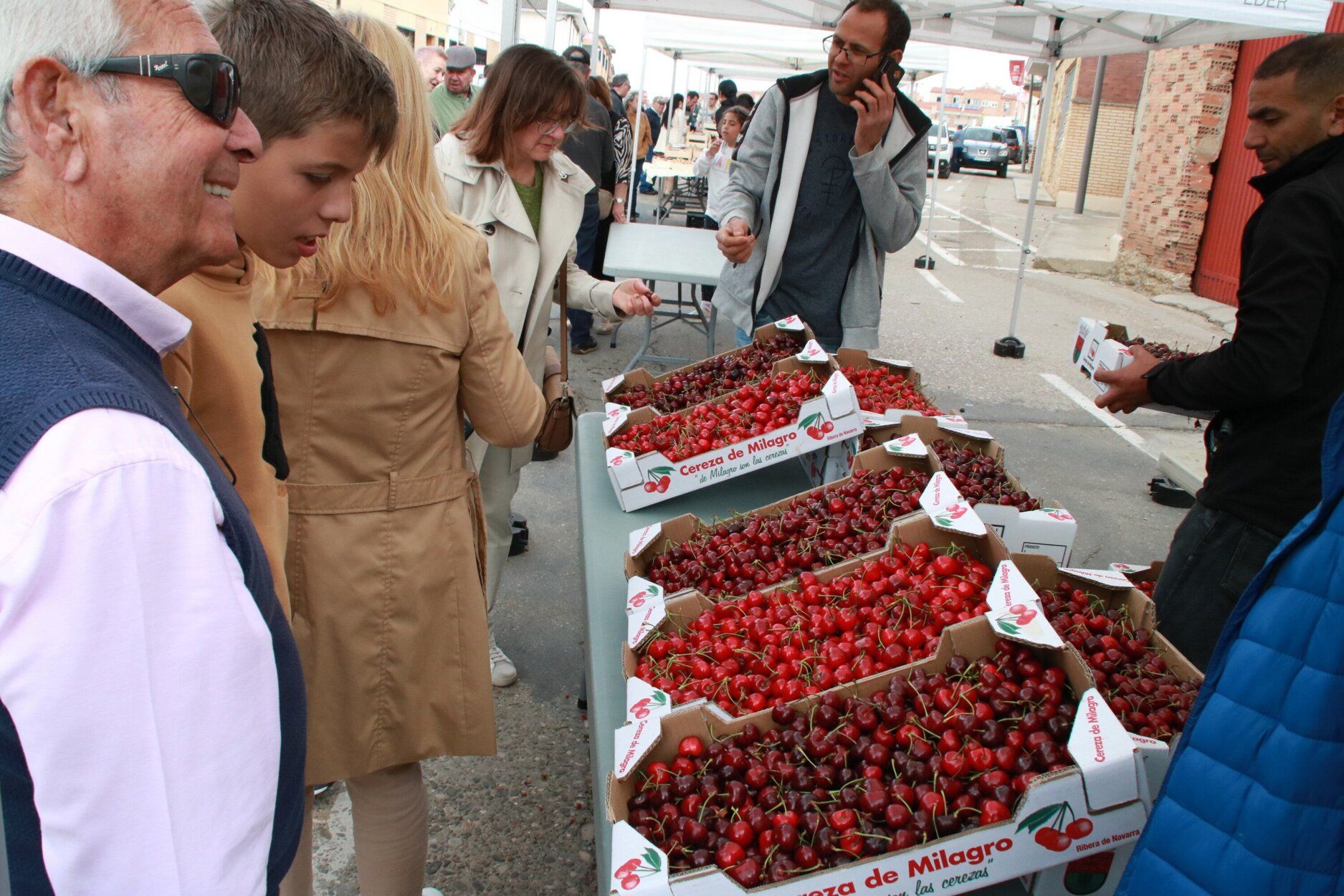 Gente comprando en la 'Fiesta de la Cereza' de Milagro.