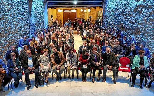 Vista general del acto de entrega de cuadernos de Memoria celebrado ayer en el Palacio Villa Suso de la capital alavesa. | FOTO: JORGE MUÑOZ