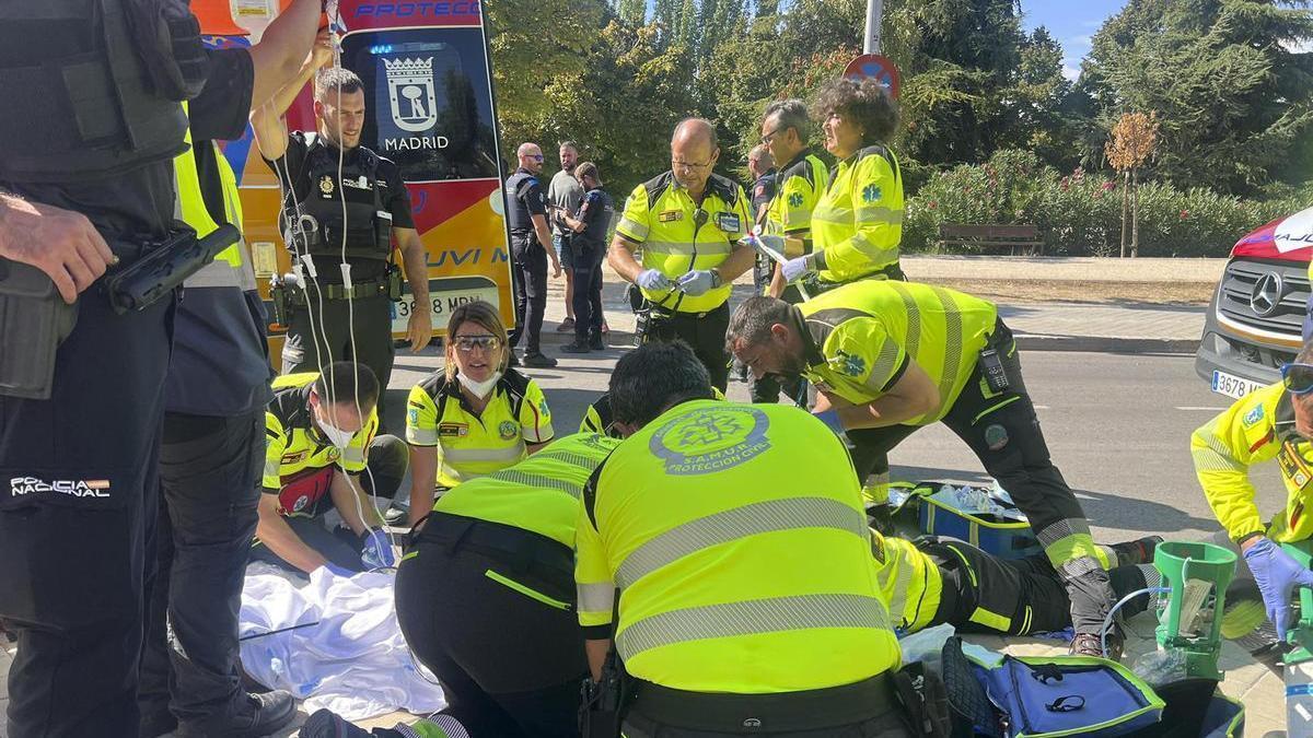 Los servicios de emergencias atendieron a la víctima en el lugar.