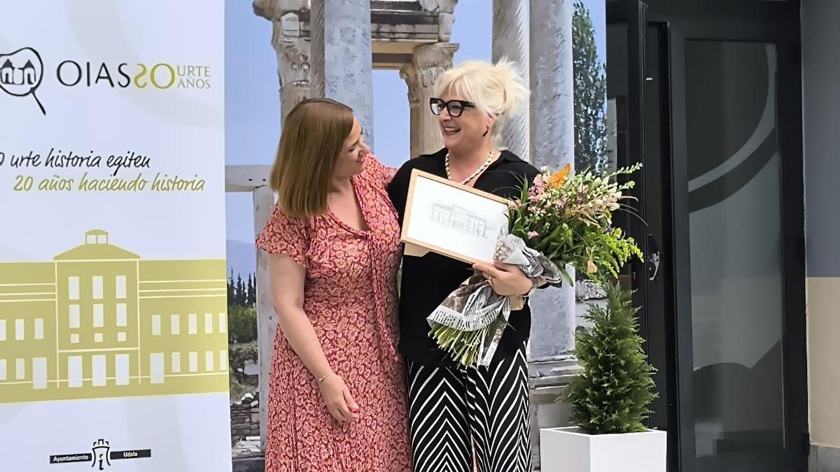 Aizpea Goenaga recibe un ramo de flores y un cuadro de manos de Cristina Laborda