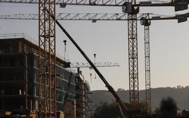 La construcción de edificios es uno de los sectores económicos que recibe mayor inversión. La construcción de edificios es uno de los sectores económicos que recibe mayor inversión.