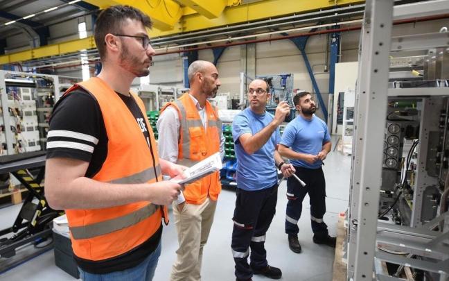 Trabajadores de Ingeteam en Ortuella, junto a un convertidor de potencia.