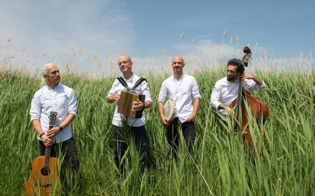 Imagen promocional del nuevo álbum ‘Korrontzi 20’, del grupo de folk vasco Korrontzi. / Guillermo Urkijo Imagen promocional del nuevo álbum ‘Korrontzi 20’, del grupo de folk vasco Korrontzi.