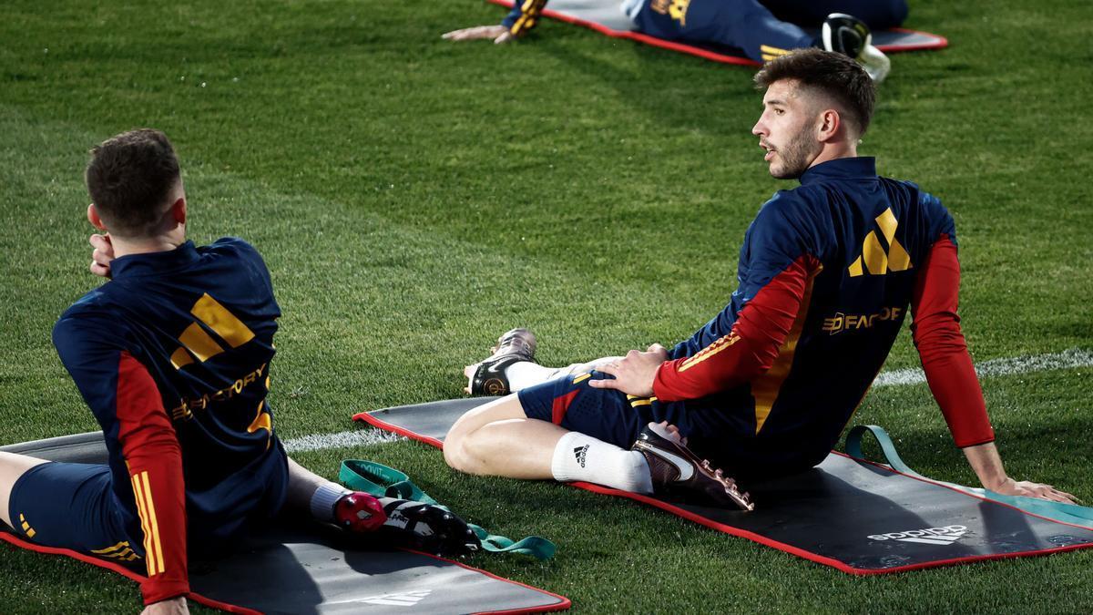 El defensa de Osasuna David García (d), durante un entrenamiento con la selección