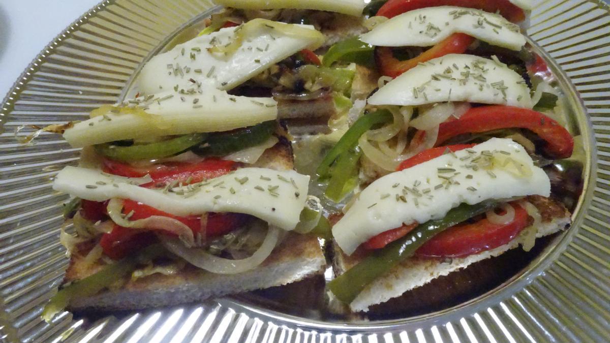 Una bandeja de canapés listos para sacar a la mesa