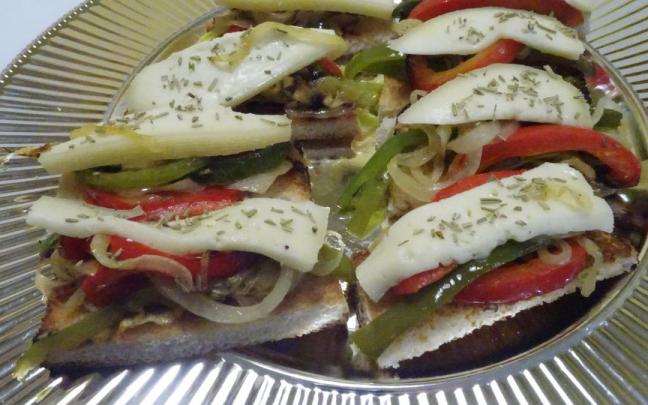 Una bandeja de canapés listos para sacar a la mesa