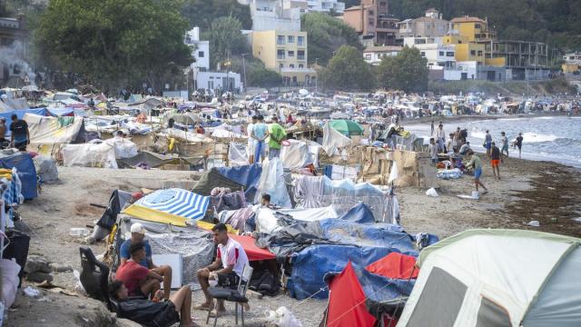 Asentamiento de migrantes en la playa El Trampolín.