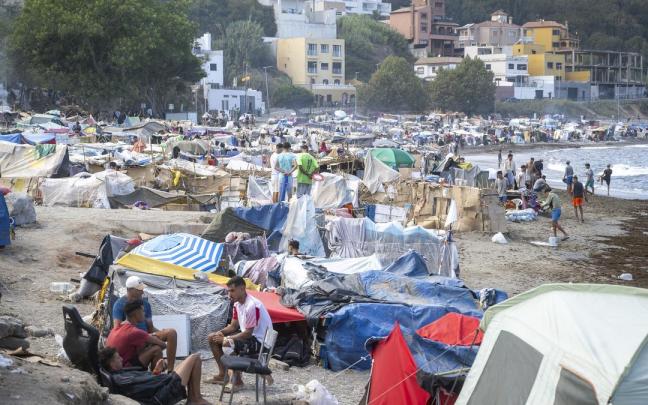 Asentamiento de migrantes en la playa El Trampolín.