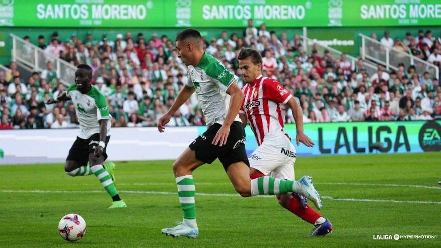 Jon Karrikaburu, en el Racing-Sporting de esta temporada. / LALIGA