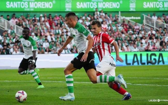 Jon Karrikaburu, en el Racing-Sporting de esta temporada. / LALIGA
