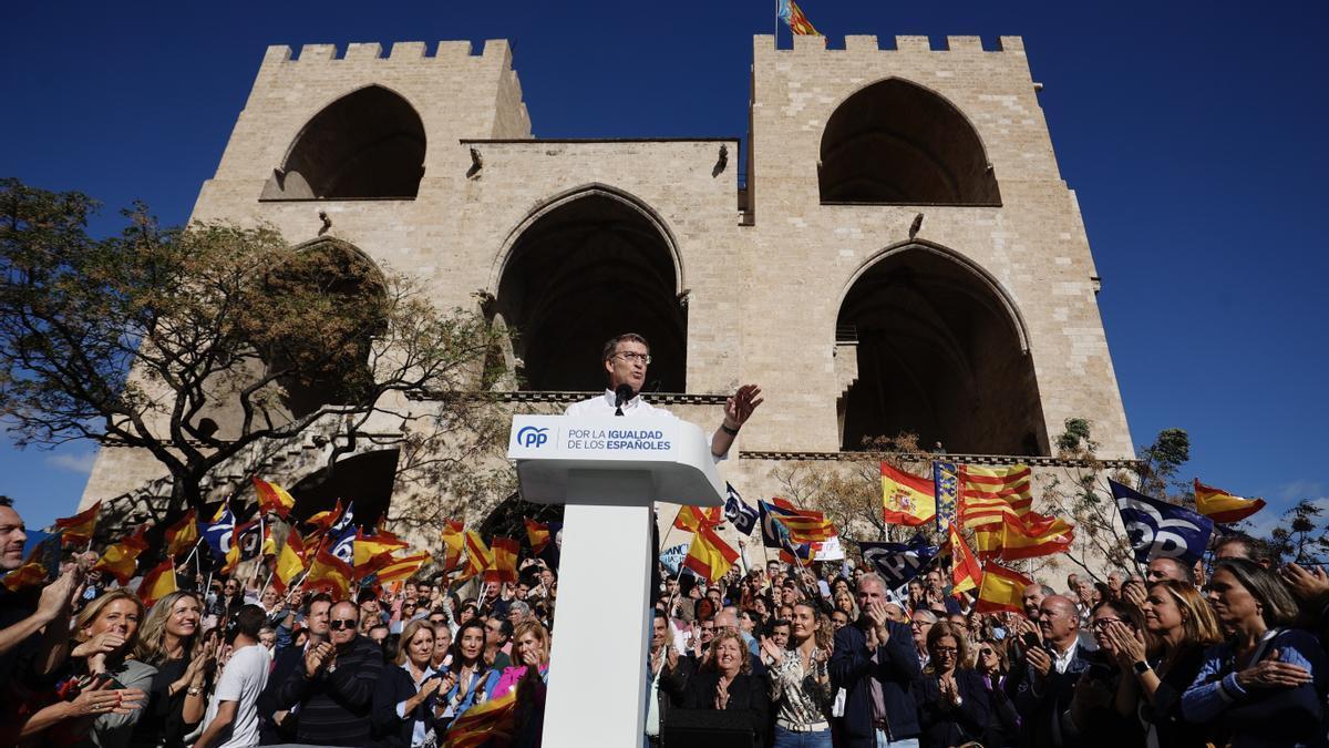 El líder del PP, Alberto Núñez Feijóo, en la movilización contra la amnistía en Valencia.