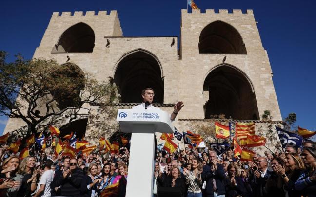 El líder del PP, Alberto Núñez Feijóo, en la movilización contra la amnistía en Valencia.