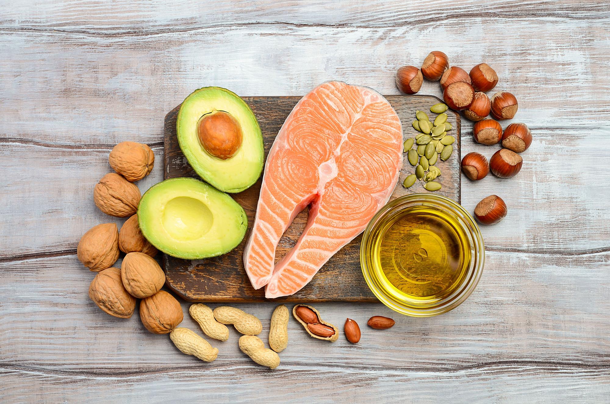 Grasas saludables: aguacate, aceite de oliva virgen extra, salmón y frutos secos.