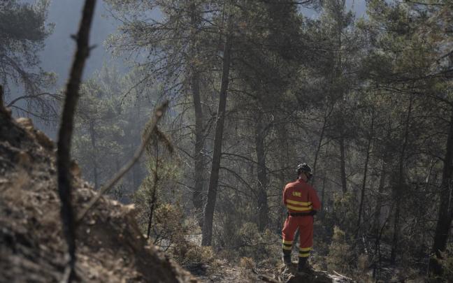 Un efectivo de la UME durante los trabajos de incendio de Villanueva de Viver.