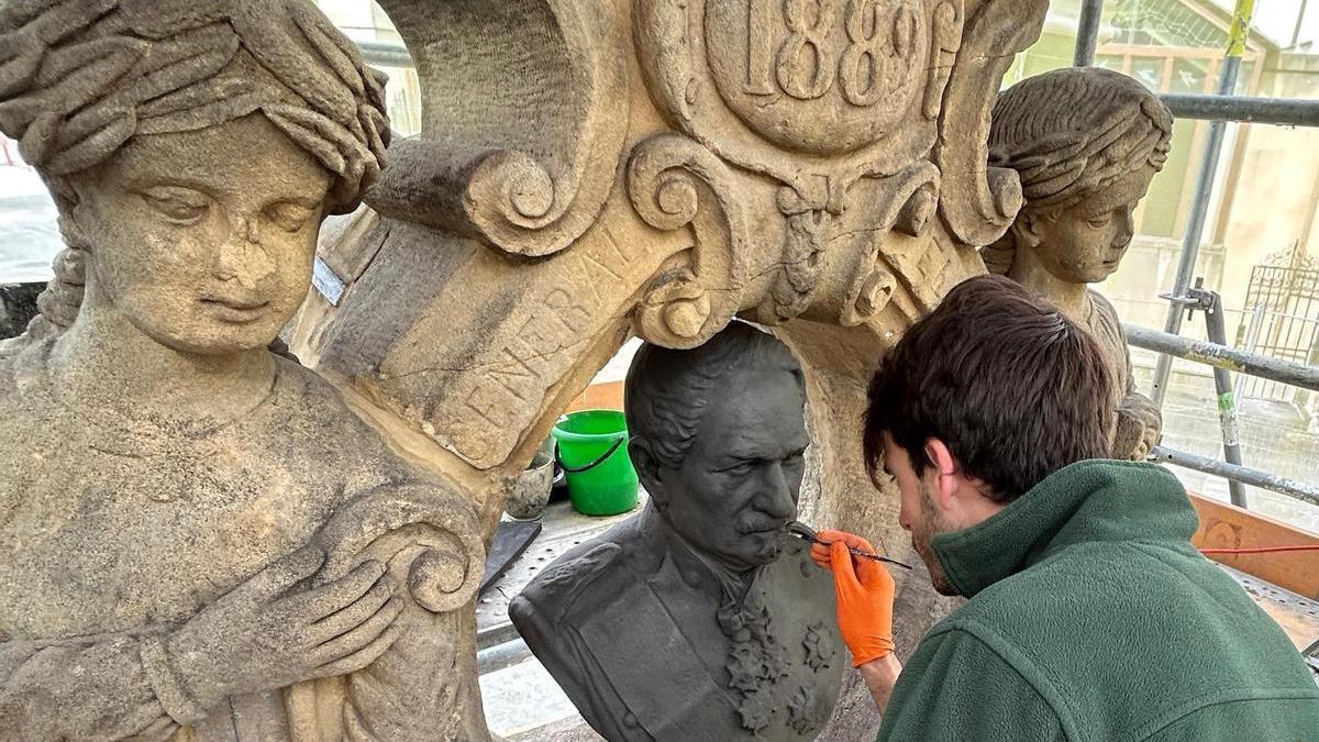 El restaurador oñatiarra Xabier Mendizabal trabajando en la restauración de la histórica fuente.