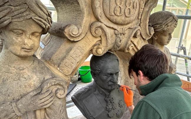 El restaurador oñatiarra Xabier Mendizabal trabajando en la restauración de la histórica fuente.
