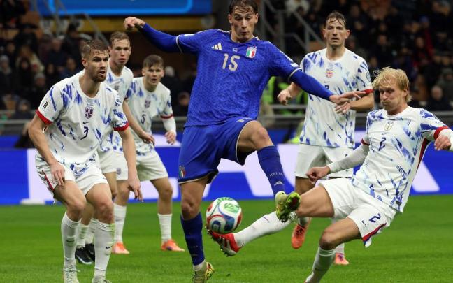 Imagen del encuentro disputado entre Italia y Noruega, que dejó a los italianos en la repesca y a los noruegos clasificados para el Mundial.
