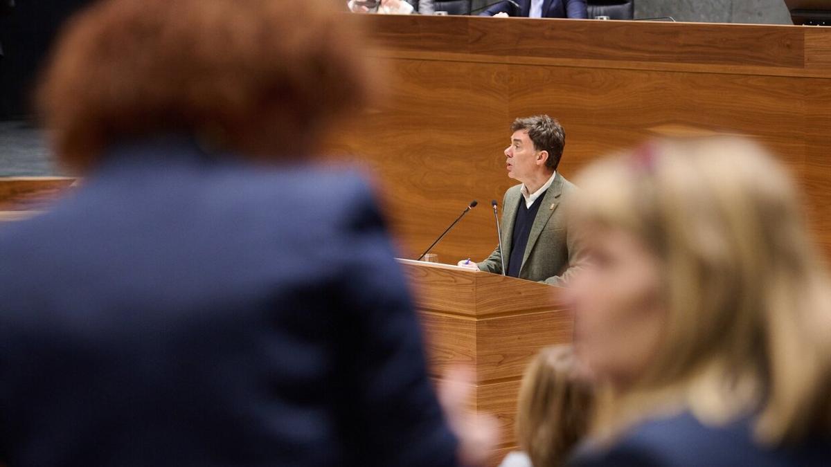 Eduardo Santos, consejero de Políticas Migratorias y Justicia del Gobierno de Navarra, en el pleno de este jueves.