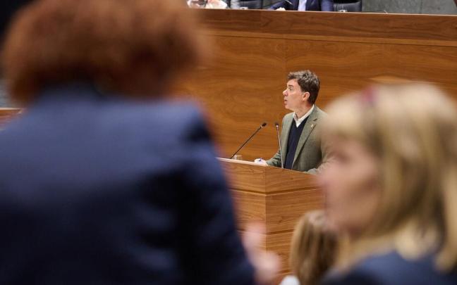 Eduardo Santos, consejero de Políticas Migratorias y Justicia del Gobierno de Navarra, en el pleno de este jueves.
