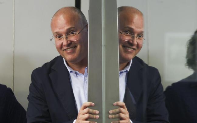 Miguel Tellado, secretario general del PP, sonríe a su llegada a la rueda de prensa de este lunes.