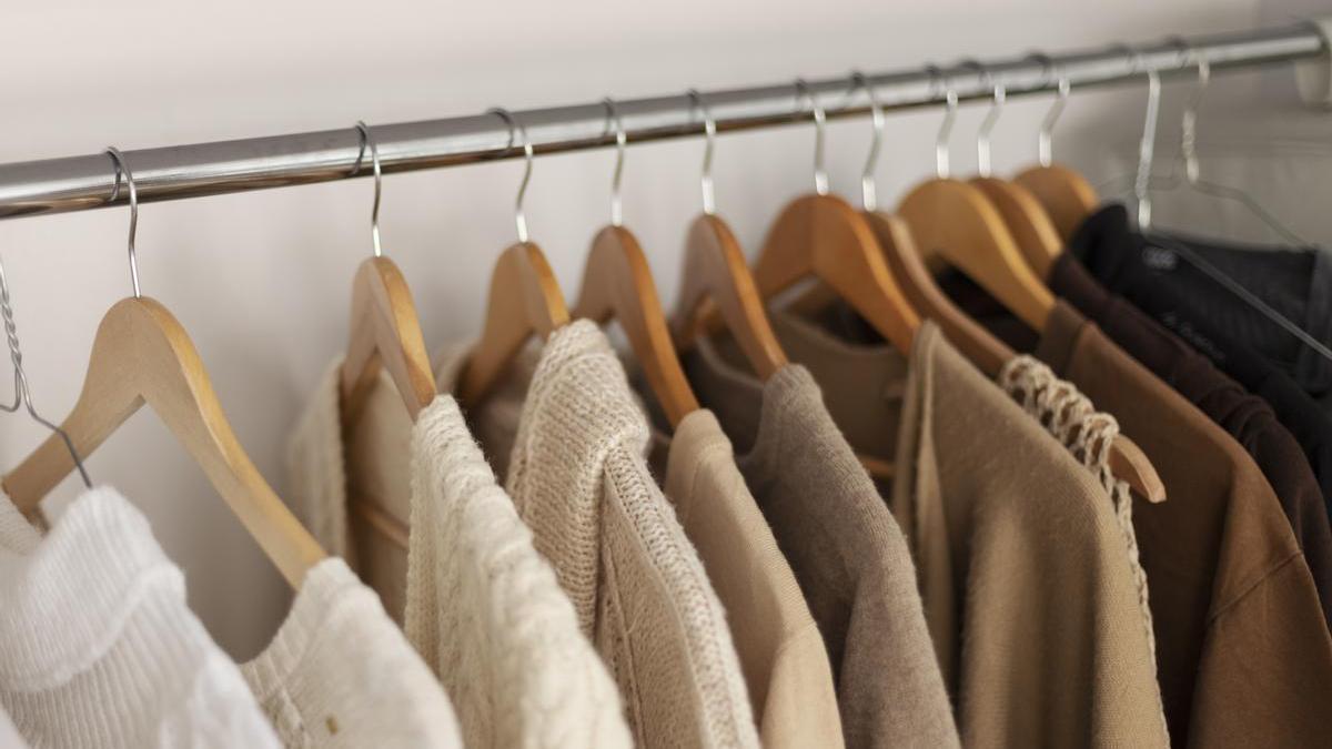 Perchas en armario