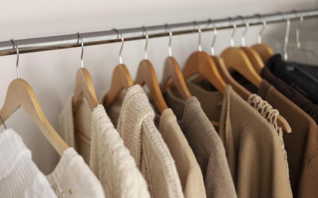 Perchas en armario